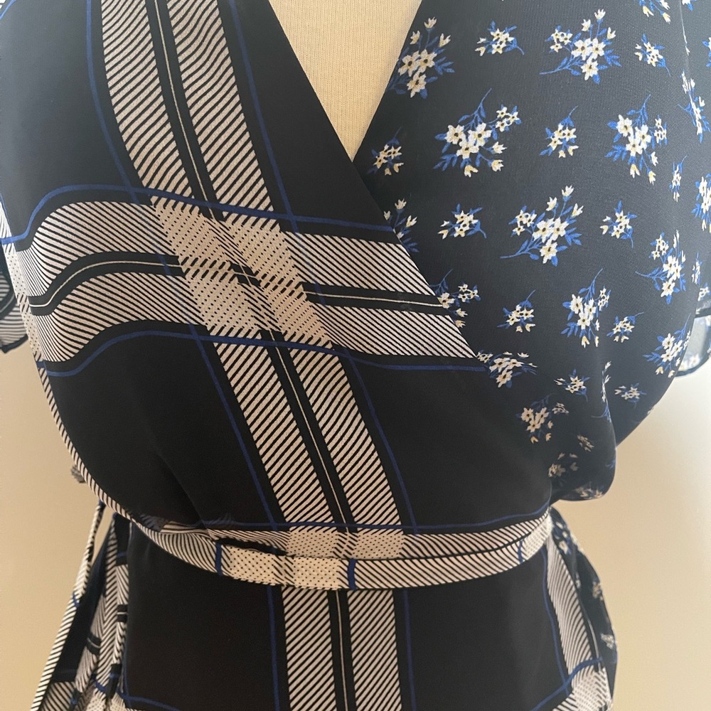 Vince Camuto Blue & White Mixed Print Wrap Blouse – Medium (NWOT) - Picture 7 of 7